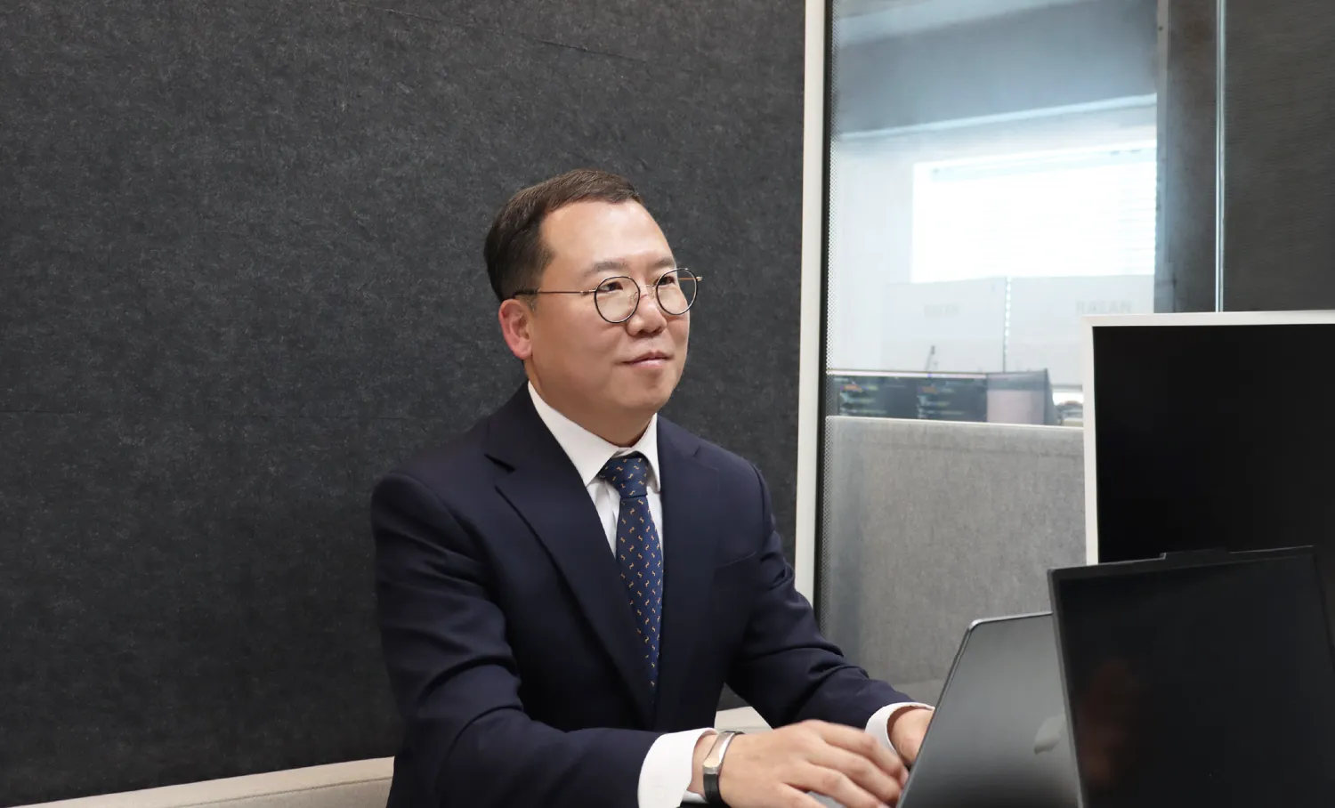인터뷰 중인 사업기획본부장, 잡인터뷰, 팀 라바